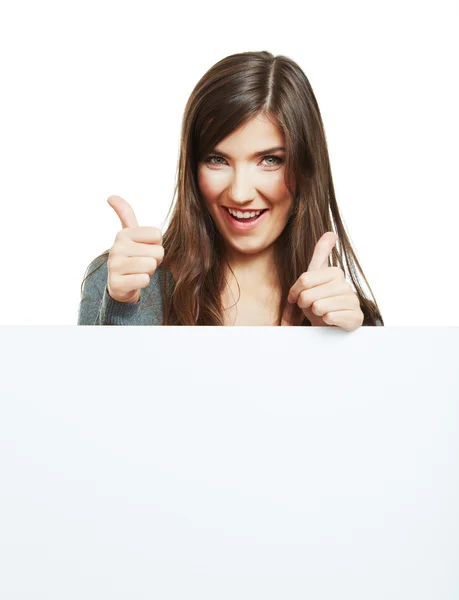 Mujer sonriente apoyada en un gran tablero en blanco. Cerca de la cara femenina —  Fotos de Stock