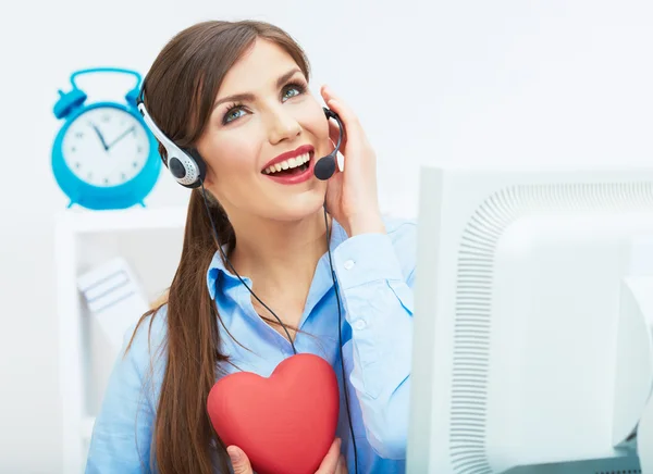 Call center sorrindo operador segurar coração vermelho . — Fotografia de Stock