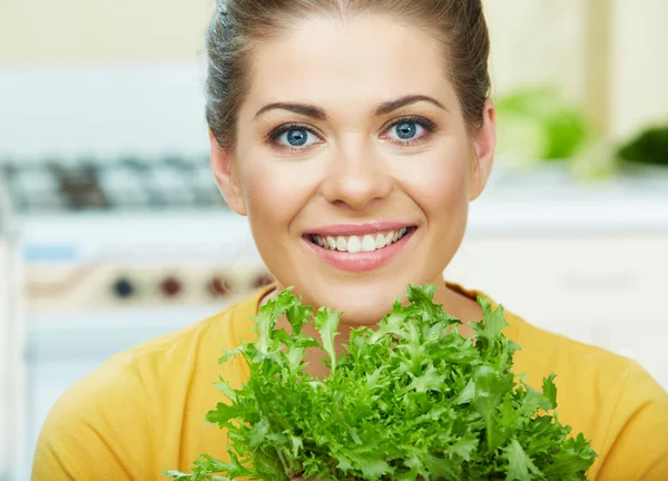 Vrouw kookt gezond voedsel in de keuken — Stockfoto