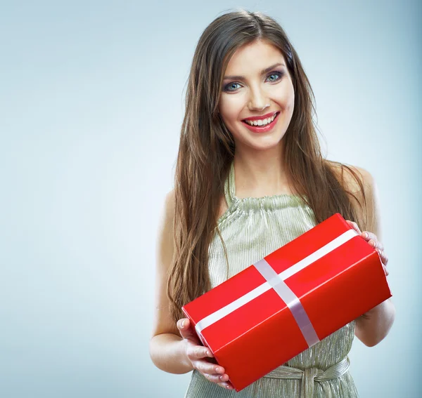Femme souriante en robe de soirée tenant boîte cadeau rouge . — Photo