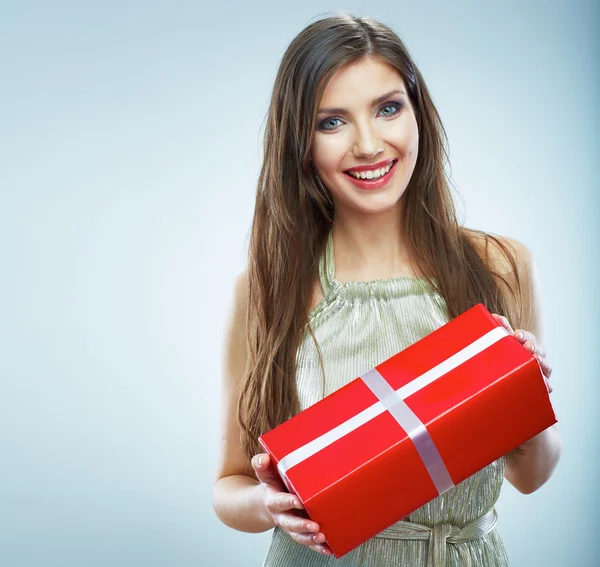 Mujer sonriente en vestido de noche sosteniendo caja de regalo roja . —  Fotos de Stock