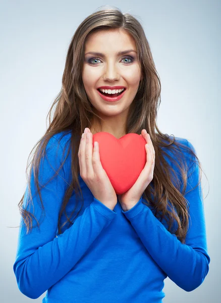 Femme tenant symbole Saint-Valentin — Photo