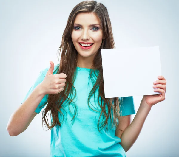 Adolescente chica hold blanco blanco papel en blanco . — Foto de Stock