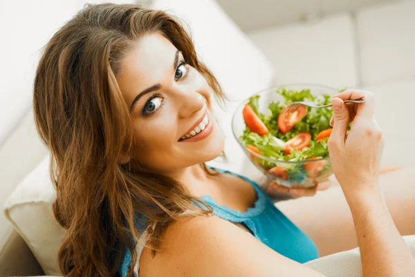 Junge Frau zu Hause — Stockfoto