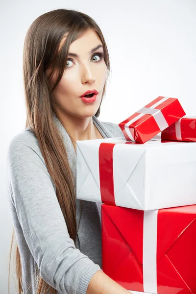 Retrato de mujer joven tiene muchos regalos en estilo de color de Navidad  . — Foto de Stock