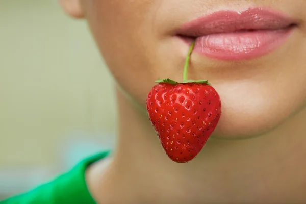딸기와 입술. — 스톡 사진