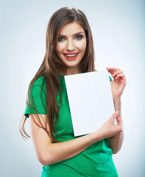 Adolescente chica hold blanco blanco papel en blanco . — Foto de Stock