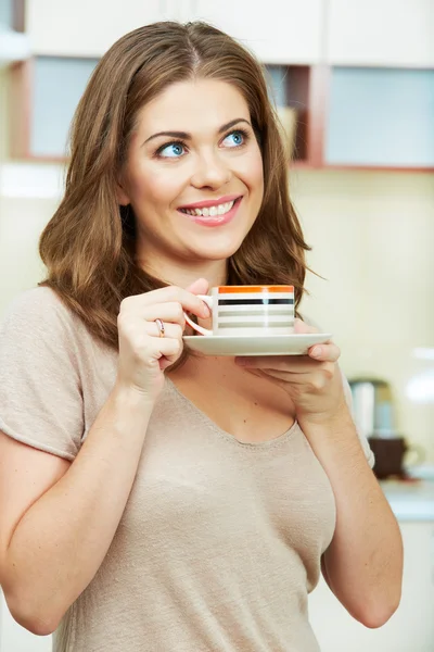 Vrouw in keuken — Stockfoto