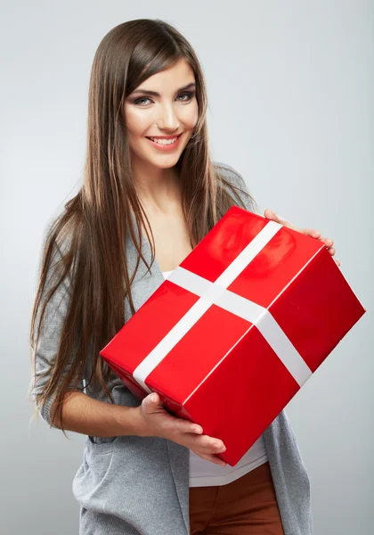 Weihnachten isoliert Frau Portrait halten Weihnachtsgeschenk. — Stockfoto