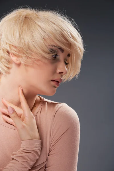 Kvinneportrett med blondt hår – stockfoto