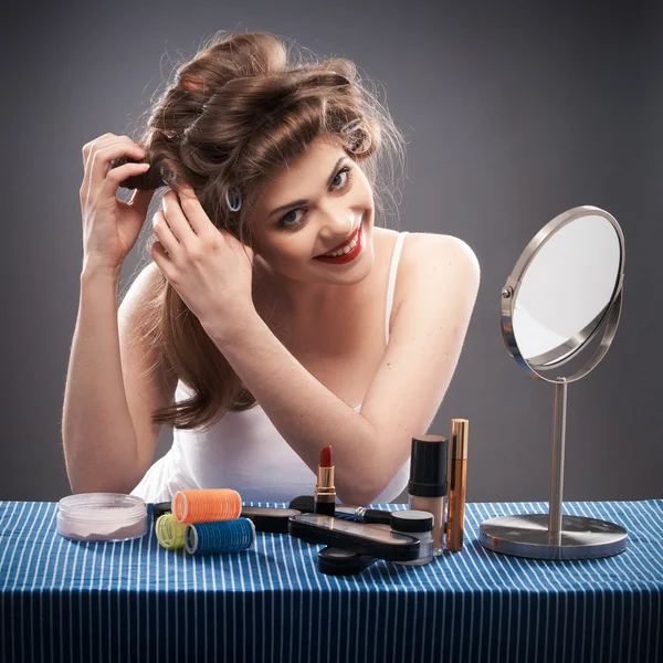 Kobieta z włosów curlerka — Zdjęcie stockowe