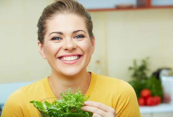 Vrouw in keuken — Stockfoto