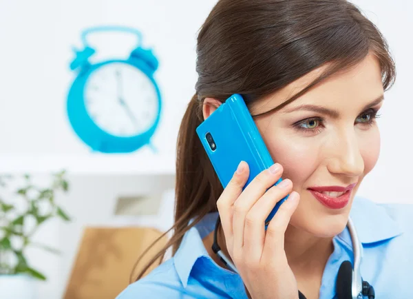 Lächelnde Geschäftsfrau am Telefon im Büro. — Stockfoto