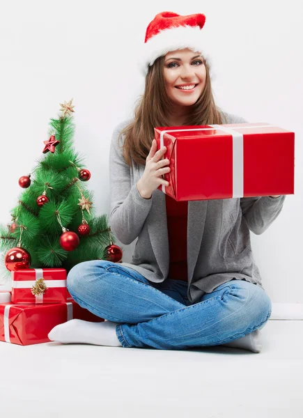 Christmas santa hat geïsoleerde vrouw portret houden de gift van Kerstmis. — Stockfoto