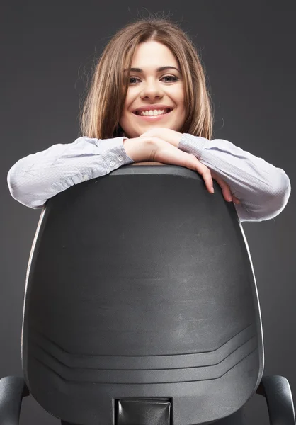 Mulher de negócios bonita sentada na cadeira — Fotografia de Stock