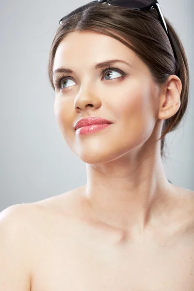 Smiling beautiful woman close up face portrait, sun glass. — Stock Photo, Image