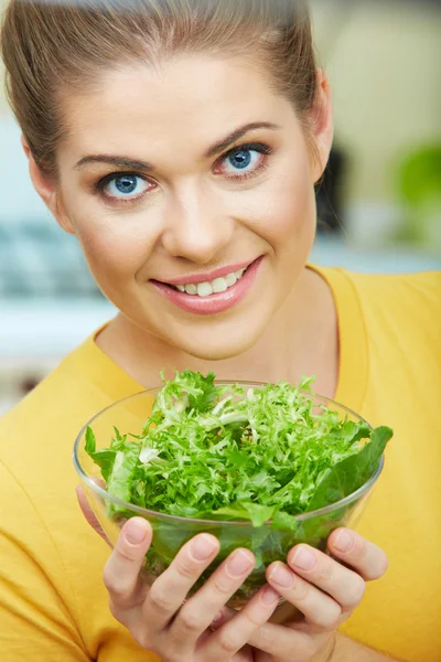 Vrouw in keuken — Stockfoto