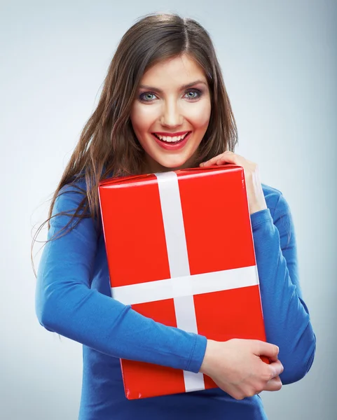Молода щаслива усміхнена жінка тримає червону подарункову коробку — стокове фото