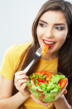 Salata yiyen kadın