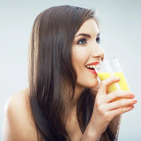 Frisk kvinna håller juice glas — Stockfoto