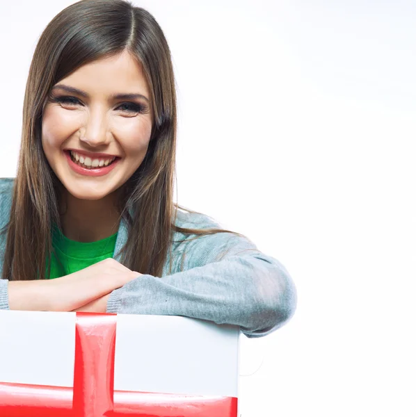 Mujer joven sosteniendo regalo de Navidad — Foto de Stock