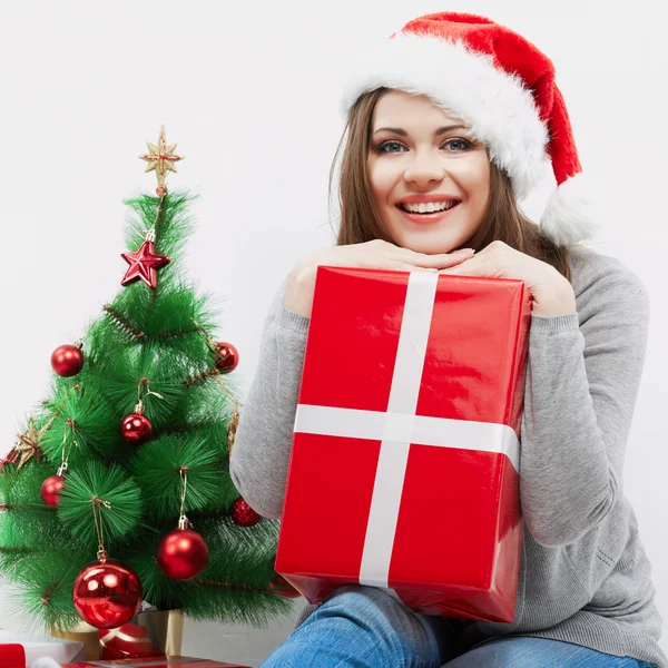 크리스마스 산타 모자 고립 된 여자 초상화 개최 크리스마스 선물. — 스톡 사진