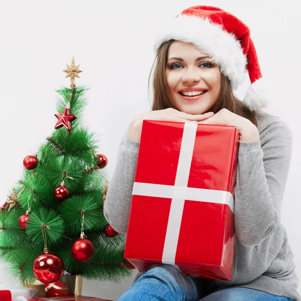 Christmas santa hat geïsoleerde vrouw portret houden de gift van Kerstmis. — Stockfoto