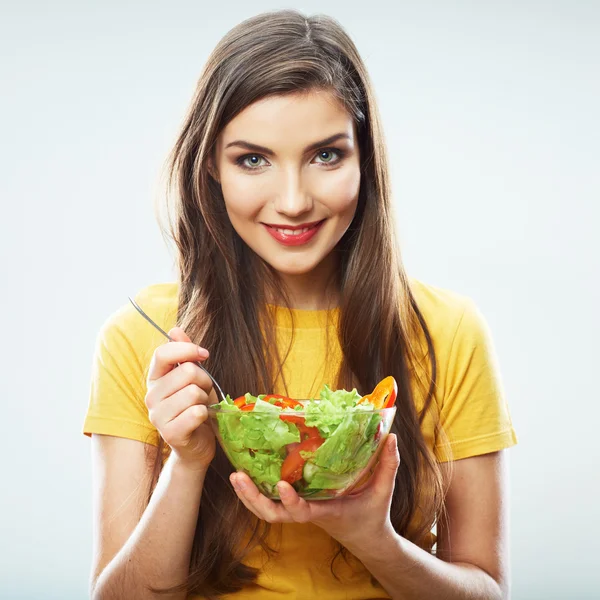 Vrouwelijke model bedrijf groene salade — Stockfoto