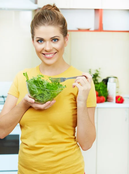 Mujer en la cocina — Foto de Stock