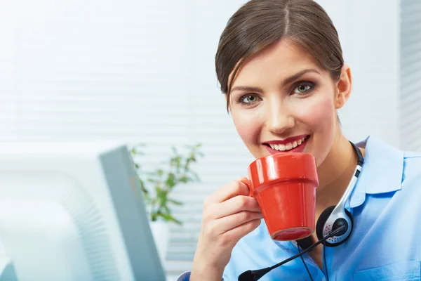 Mujer de negocios concepto de tiempo fuera, taza de café rojo. Romper el trabajo — Foto de Stock