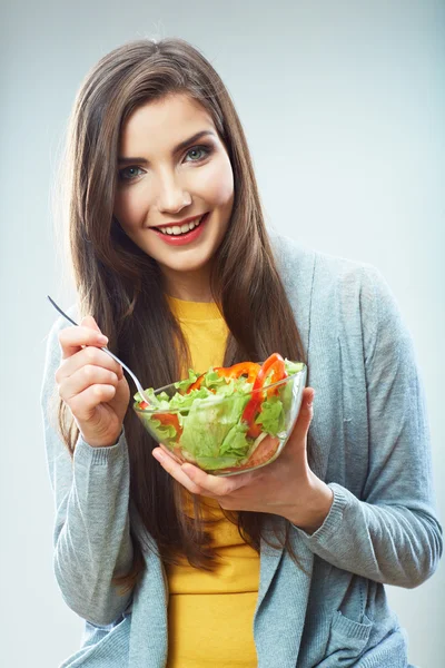Женщина держит зеленый салат — стоковое фото