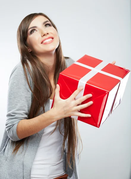 Hübsche Frau mit Geschenkbox — Stockfoto