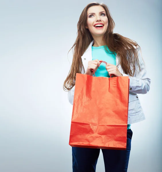 Retrato de mulher sorridente feliz segurar saco de compras. Modo feminino — Fotografia de Stock