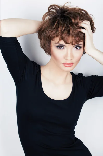 Mladá kráska model s krátkými vlasy — Stock fotografie