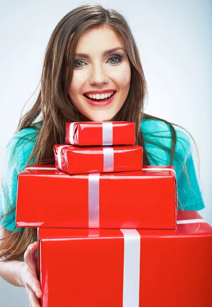 Smiling woman holding gift box — Stock Photo, Image