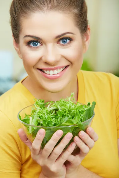 Vrouw in keuken — Stockfoto