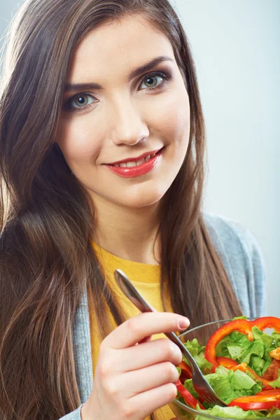 Vrouw die groene salade eet — Stockfoto