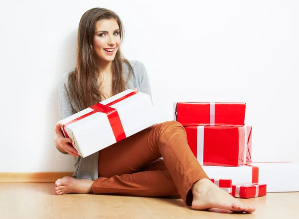 Lachende meisje in Kerstman hoed, bedrijf geschenken — Stockfoto