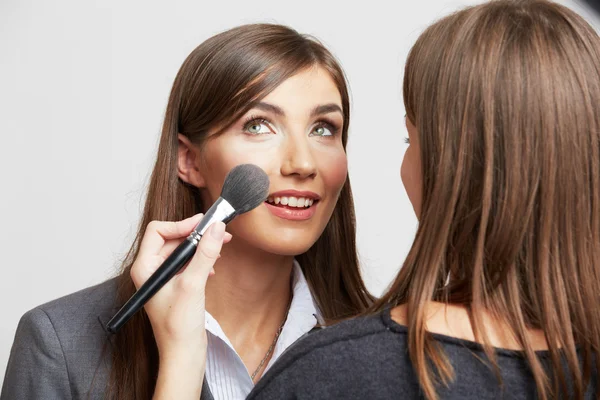 Mujer utiliza el servicio de maquillaje — Foto de Stock