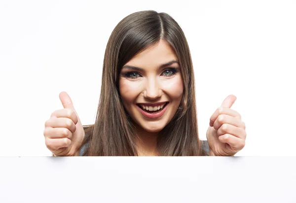 Mujer de negocios sonriente con gran tablero en blanco — Foto de Stock