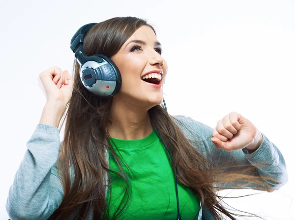 Adolescente com fones de ouvido ouvindo música — Fotografia de Stock