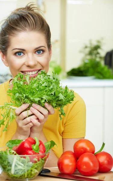 Vrouw kookt gezond voedsel in de keuken — Stockfoto