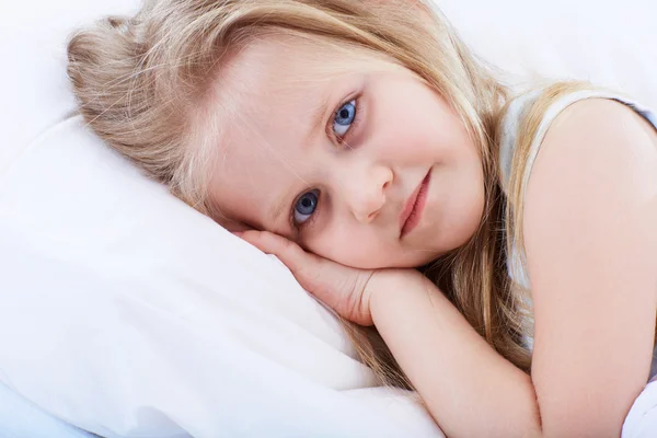 Kid girl in bed — Stock Photo, Image