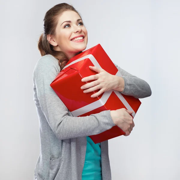 Молодая женщина с подарочной коробкой — стоковое фото