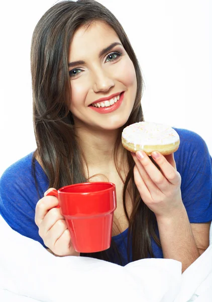 Vrouw met koffie en muffin — Stockfoto