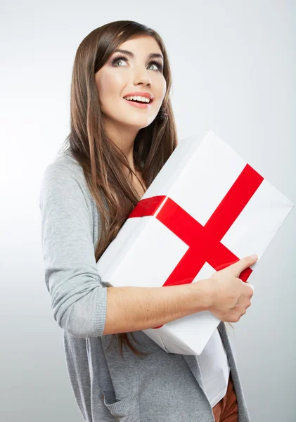 Jong vrouw holding gift box — Stockfoto