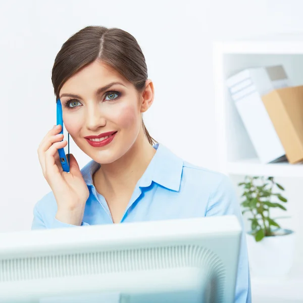 Portret van lachende vrouw call center exploitant op het werk — Stockfoto