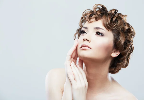 Vrouw gezicht met krullend haar — Stockfoto