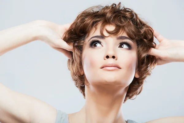 Kvinna ansikte med frisyr — Stockfoto