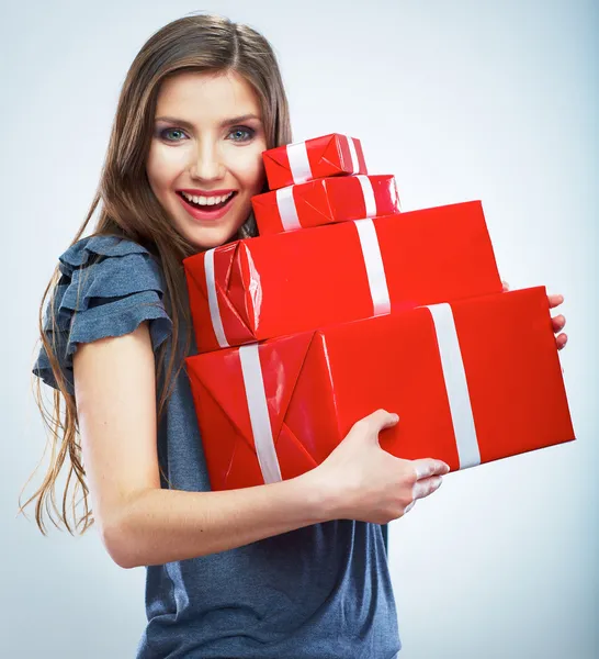 Porträt einer jungen glücklich lächelnden Frau mit rotem Geschenkkarton. Isolat lizenzfreie Stockfotos